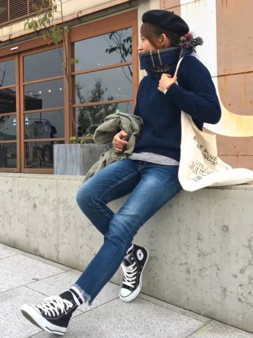 GU的衣服,藏青色u型显瘦上衣