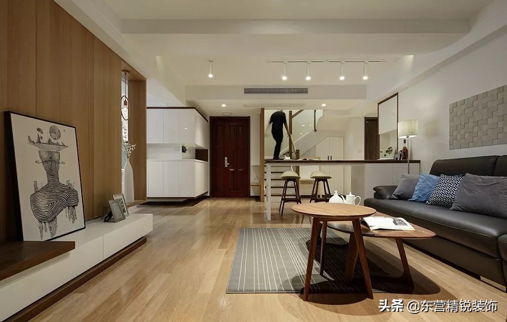 主卧背景墙护墙板装修效果图大全,100平方现代轻奢护墙板装修多少钱