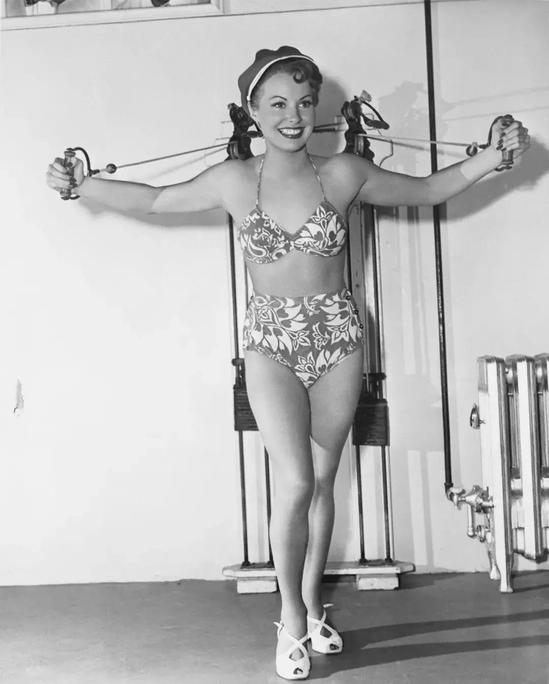 女士泳衣100年的变化讲解,中国女性泳衣发展史