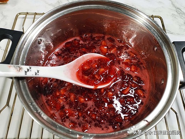 自制草莓酱出锅了,自制草莓酱的小技巧学会了吗