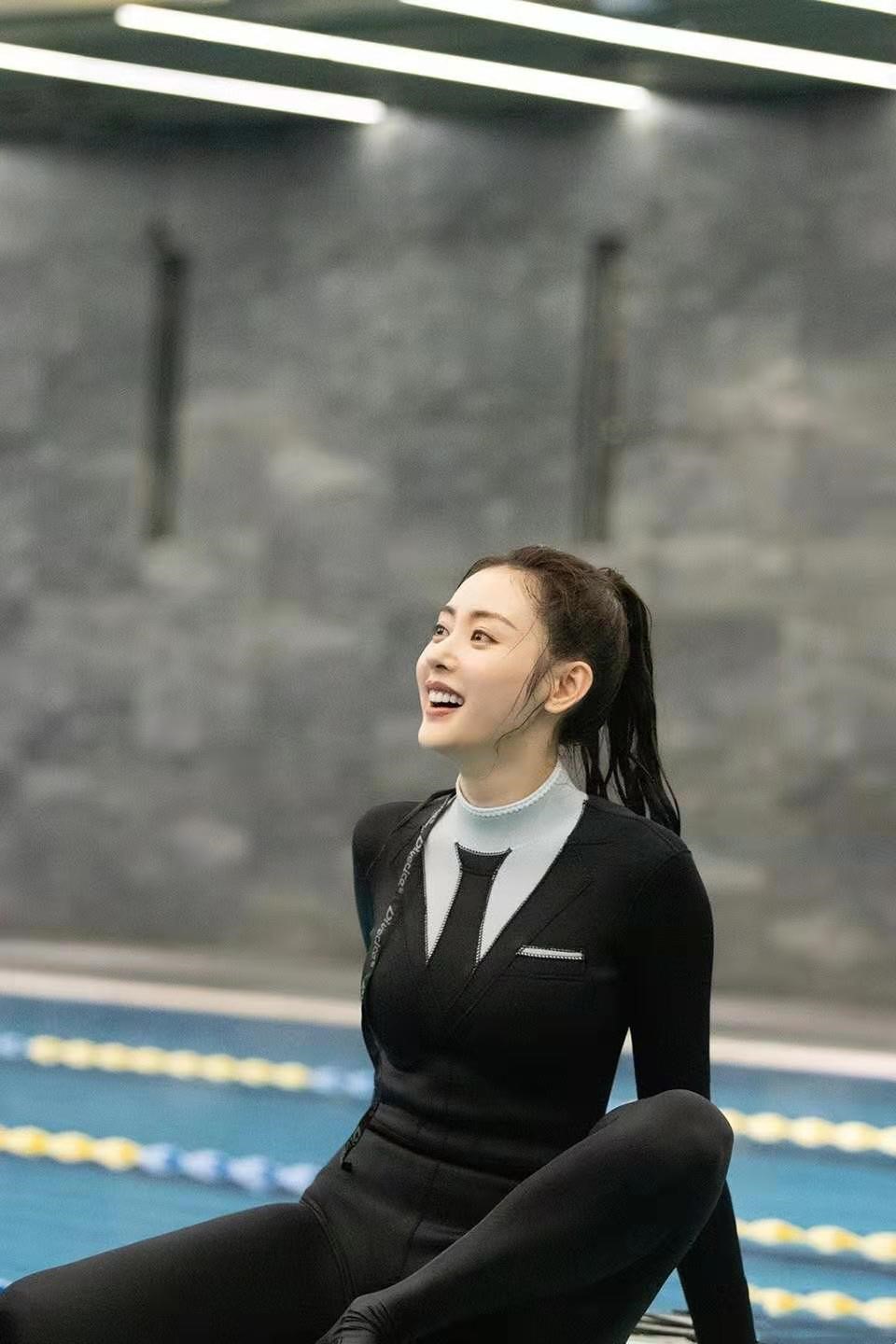 张天爱夏日清凉穿搭,张天爱黑色连体衣超显瘦