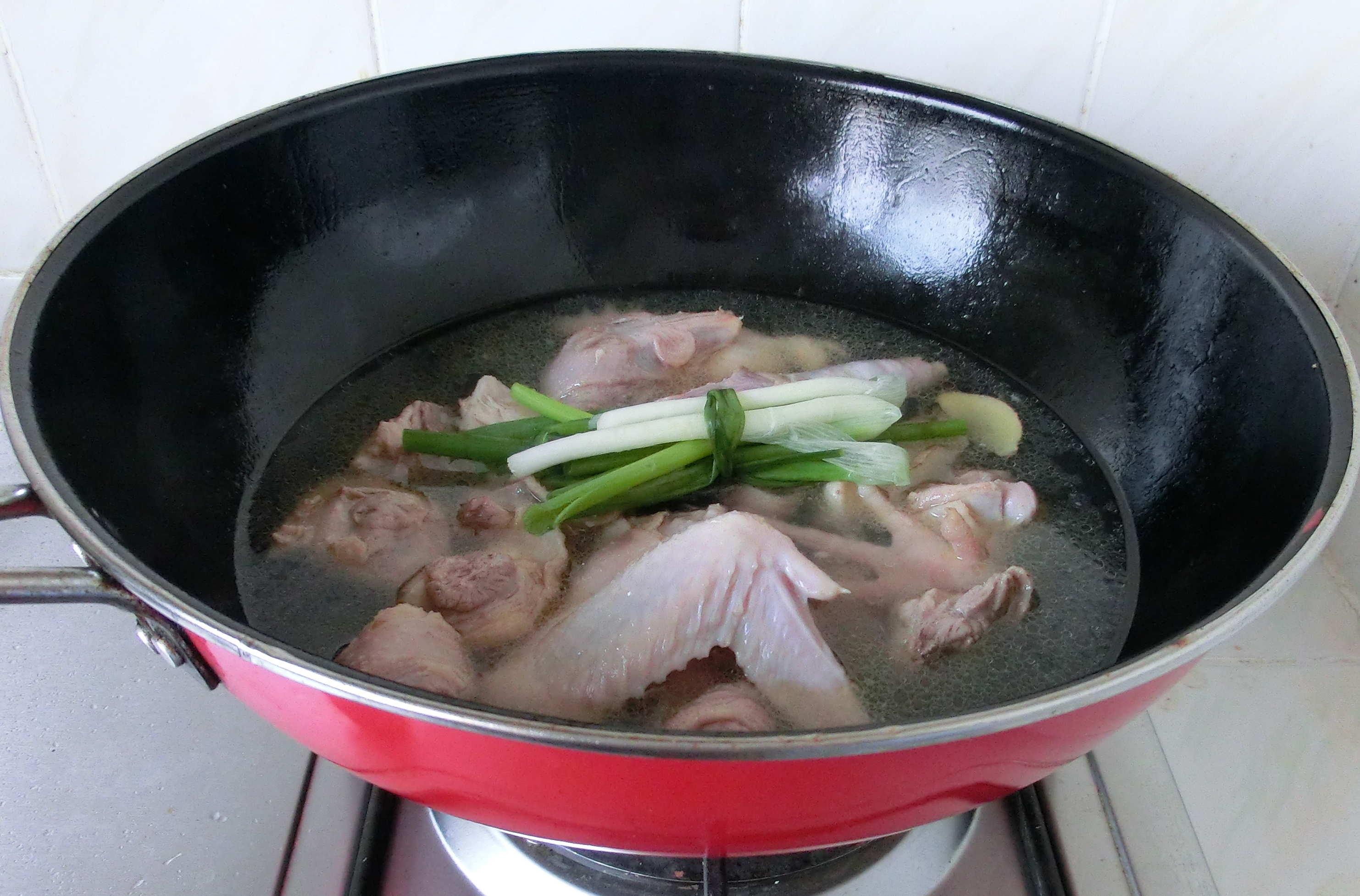 瓦罐土鸡汤怎么炖好喝又营养,好吃又营养土瓦罐熬的老母鸡汤