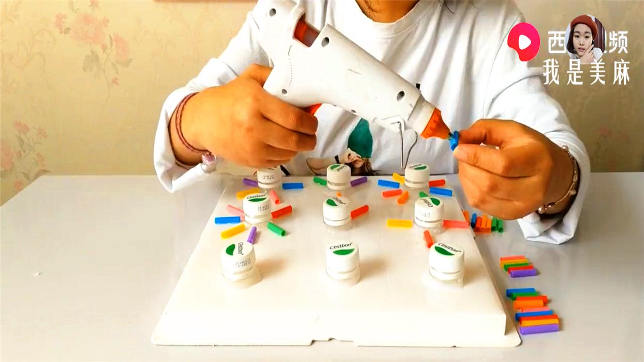 妈妈用盒子给宝宝做玩具,生活妙招之教你给小孩做个玩具