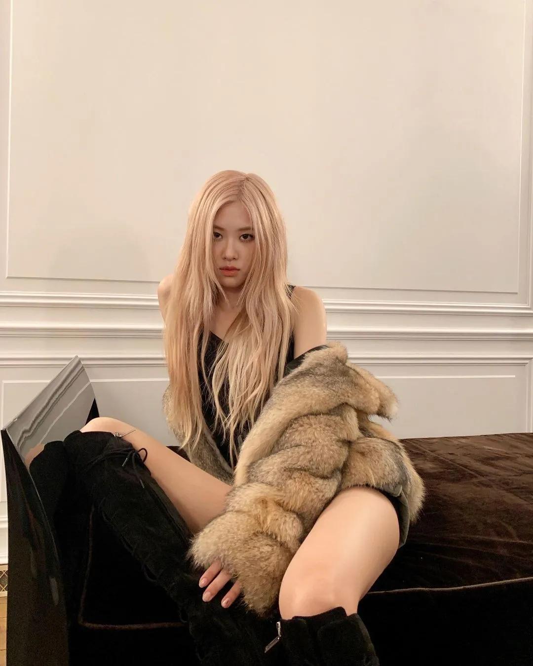 lisa和rosie秀恩爱,lisa与rosa在直播间接吻