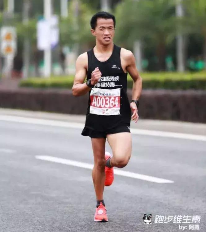 右腿四级残疾的他，全马跑进了3小时，背后的故事令人动容