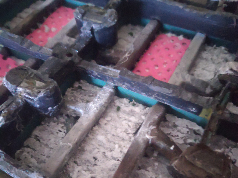 电动车充了十小时不变灯怎么办,电动车充电器不变灯插拔后变绿