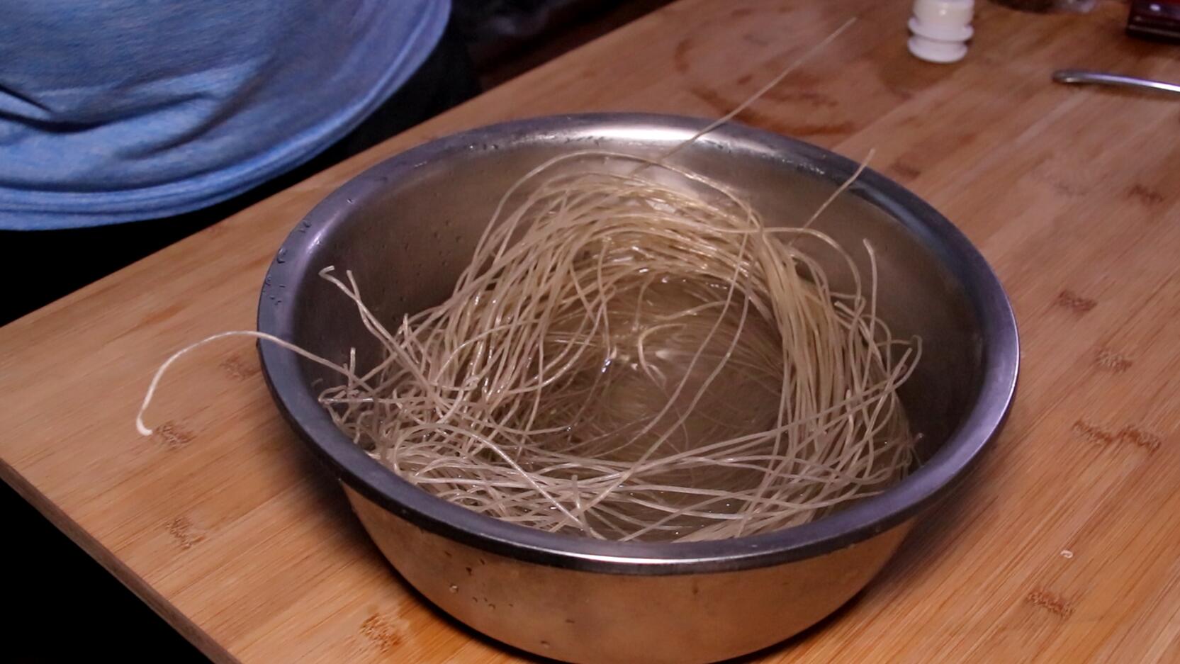 做法简单易学酸辣粉,酸辣粉怎样做的酸酸辣辣的