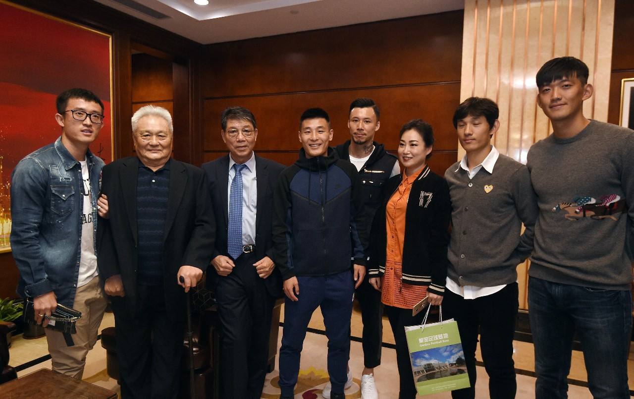 中国足球教练徐根宝简介,国脚看望徐根宝