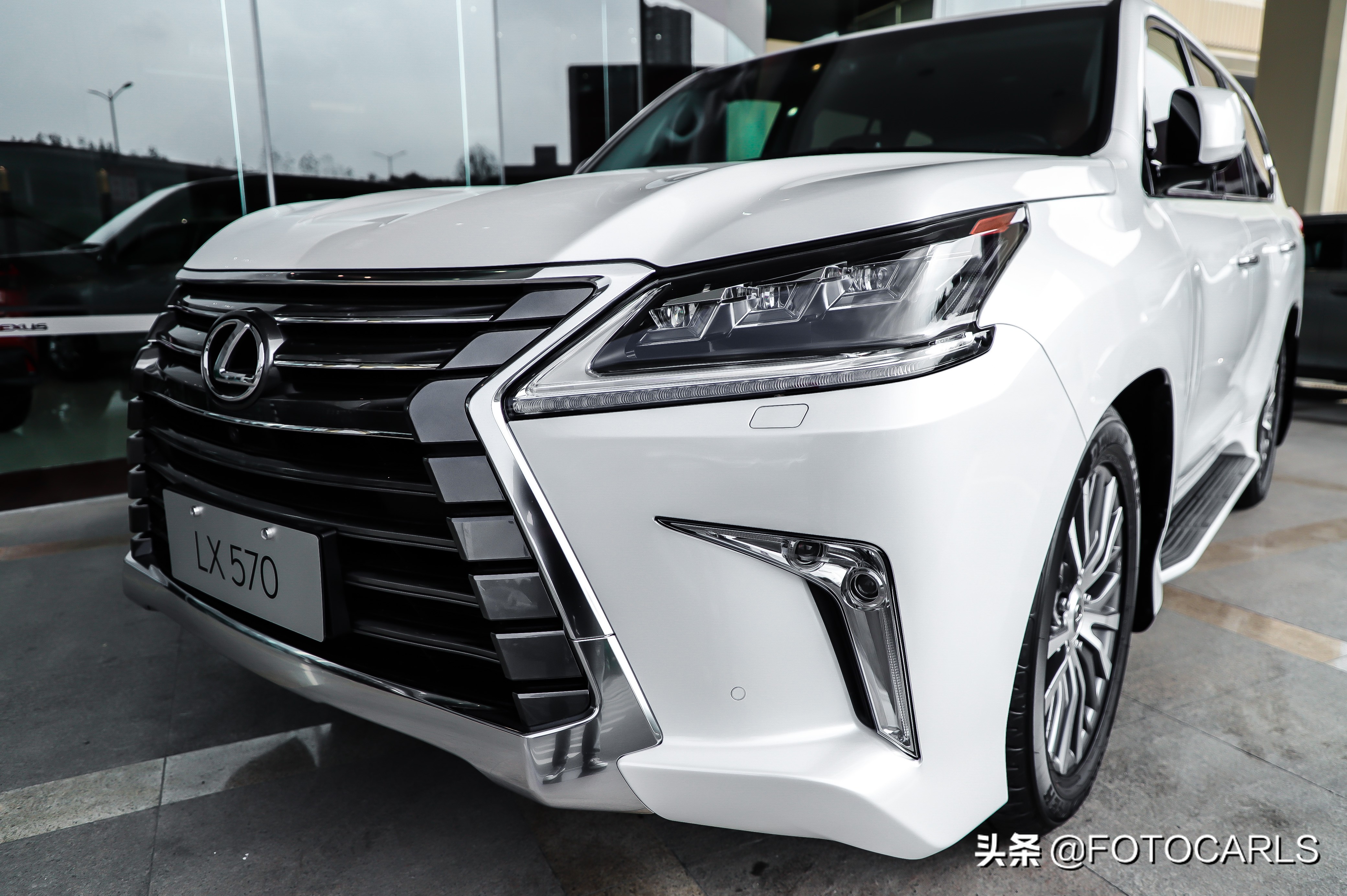 雷克萨斯lx570和g63,雷克萨斯lx5702021款对比奔驰g63