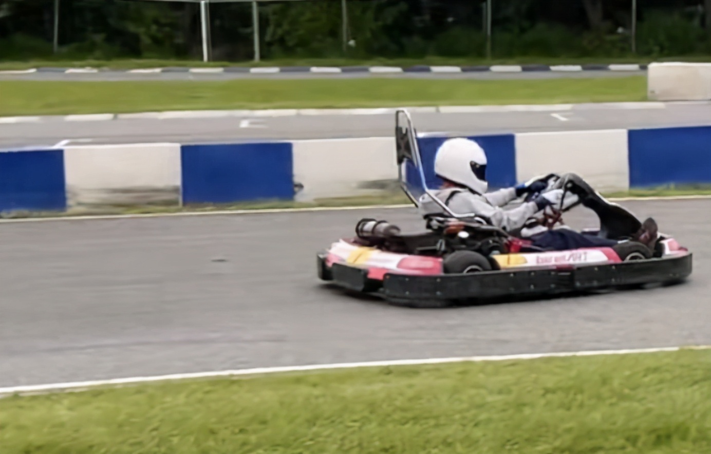 林志颖11岁儿子kimi罕露面,林志颖双胞胎儿子谁和kimi哥哥像