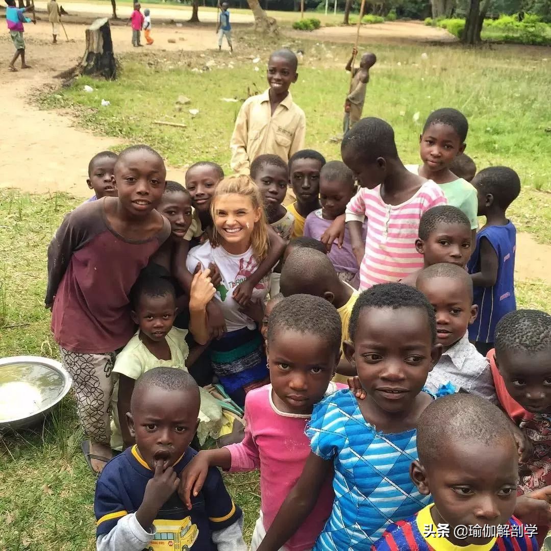 一个女孩几岁练瑜伽赚了十万 (瑜伽年入千万)