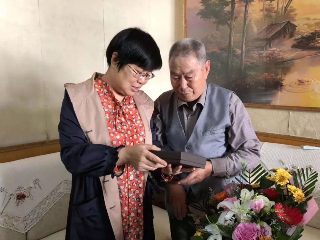 扛过枪打过仗跨过鸭绿江,向历次革命斗争中牺牲的同志致敬