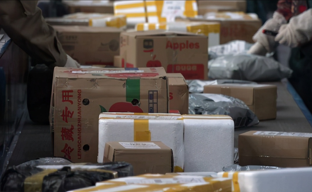 网购衣服不好退货交多少钱,网购衣服发现不合适怎么退款