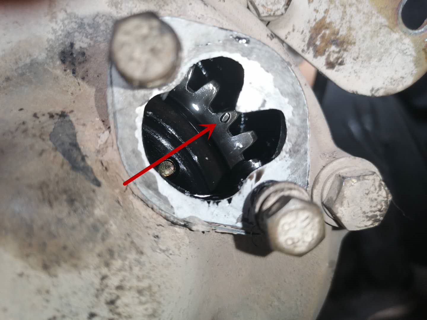 才跑4万公里货车烧机油怎么回事,发动机烧机油活塞发黑