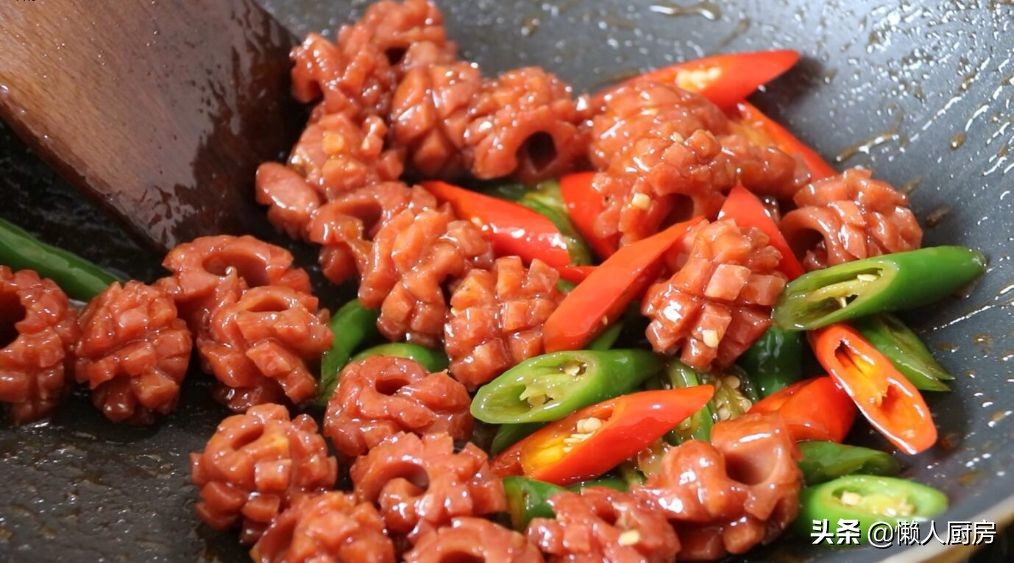 烤肠的最正宗制作过程视频,自制黑椒烤肠的做法