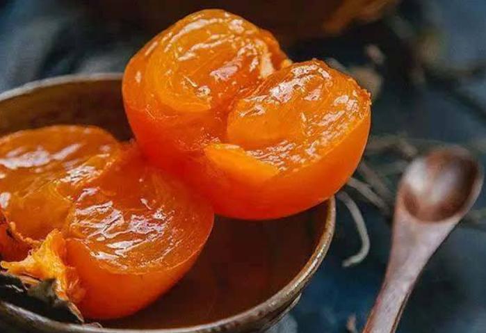 柿子和白酒一起泡有什么作用,把柿子蘸白酒