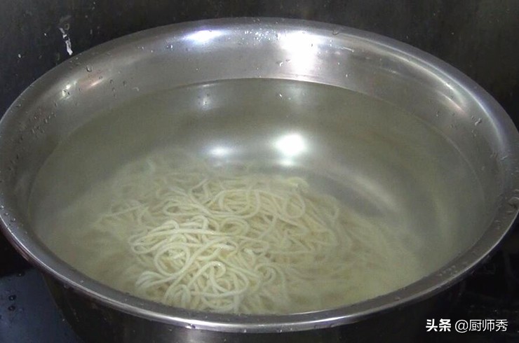 老陕油泼biangbiang面是怎么做的,油泼biangbiang面做法