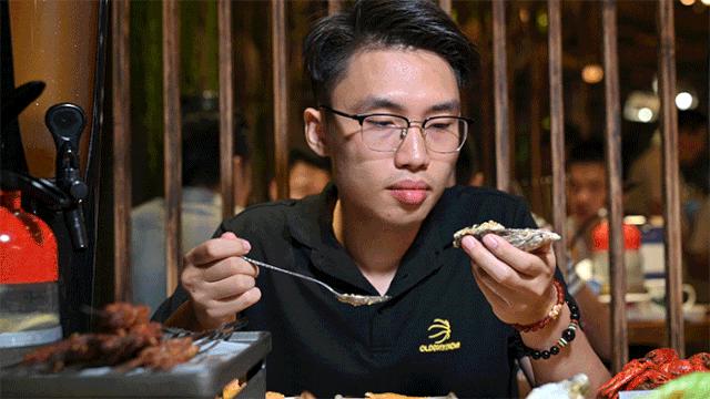 人气爆红的烧烤场，藏在了650㎡的校园课室里