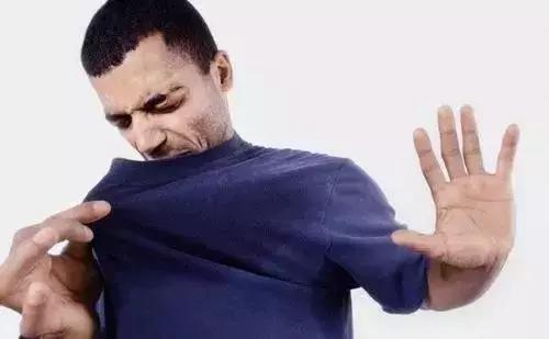 人为什么一直口臭脚臭,口臭脚臭身体有异味