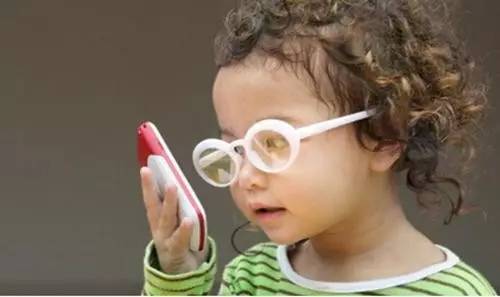 目光之成：戴眼镜就戴眼镜，可是为什么还要挡住一只呢？