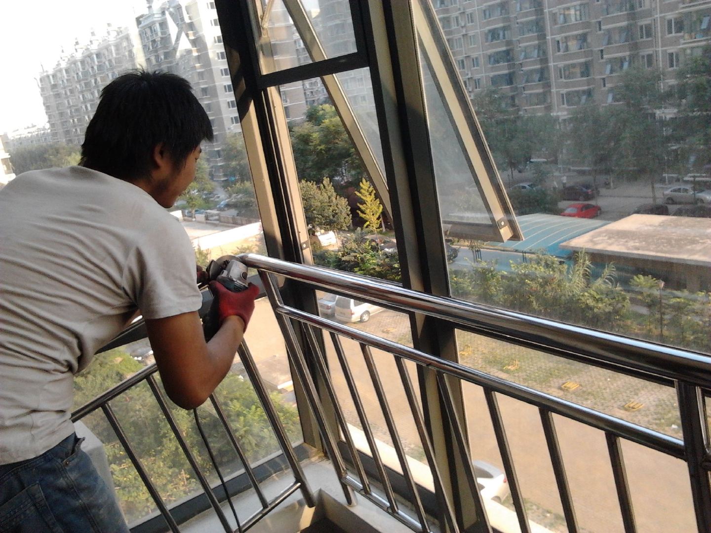 封阳台封在栏杆外还是栏杆里,封阳台窗户和原来的栏杆谁更安全