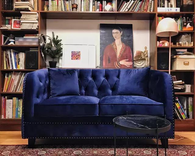 家具摆放风水：沙发不靠墙这样放，有靠山又实用