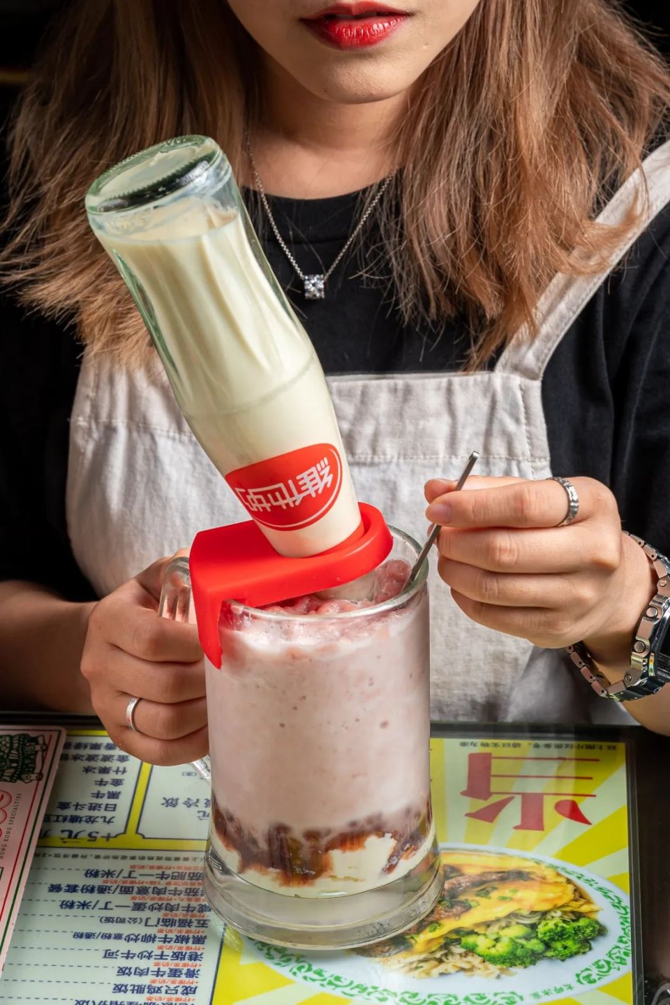 使徒行者同款冰室，现点现拉港奶，先抽盲盒才能喝