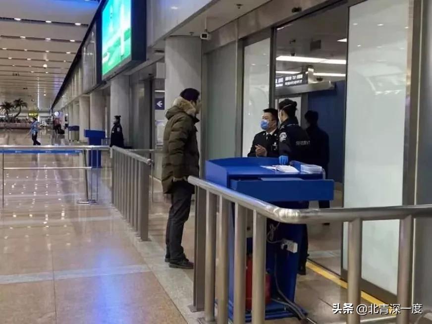 中国留学生“人肉”防疫物资回国：中转被扣17小时，带货人“有来无回”