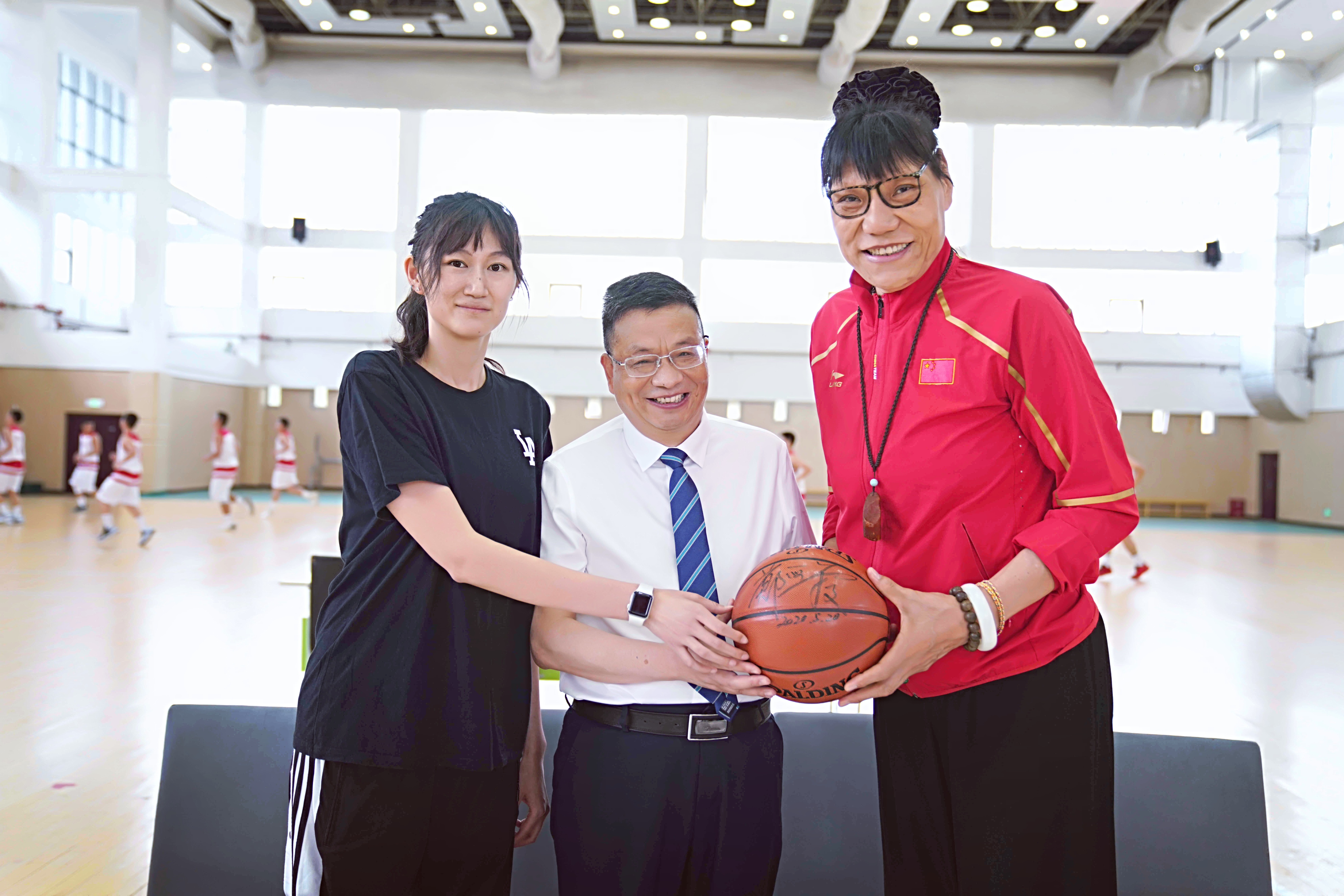 女篮第一中锋郑海霞身高,女篮第一人郑海霞