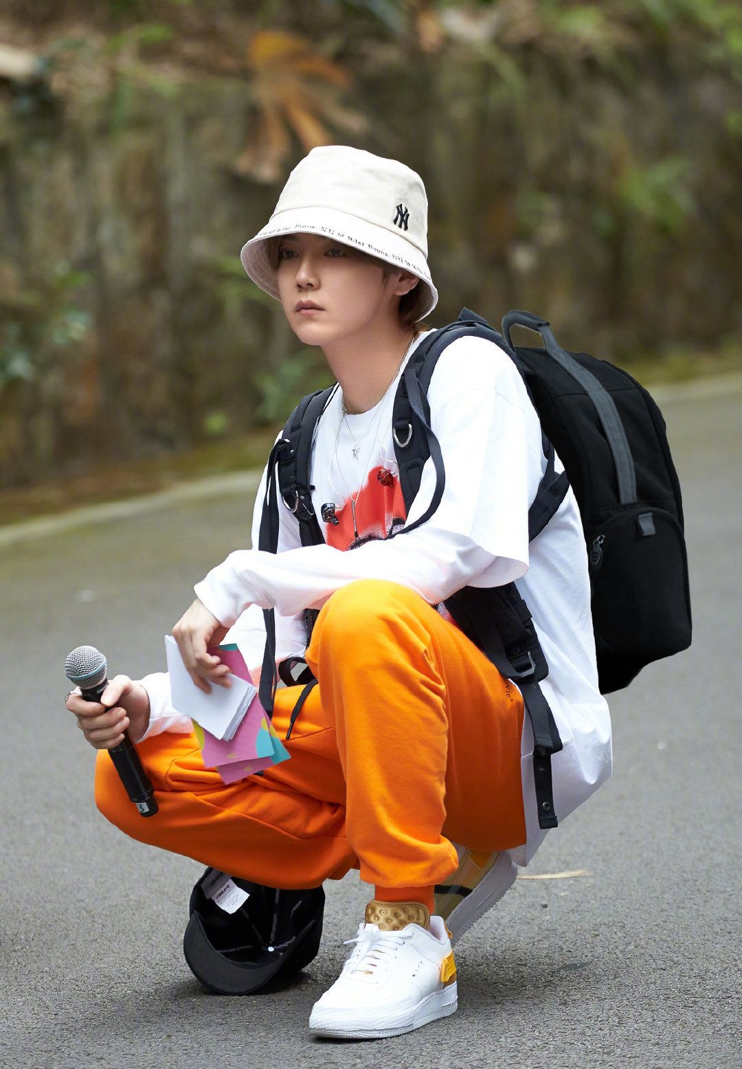 比鹿晗“假书包”更神的是“白加金”鞋子，全是窟窿，好像黄金甲