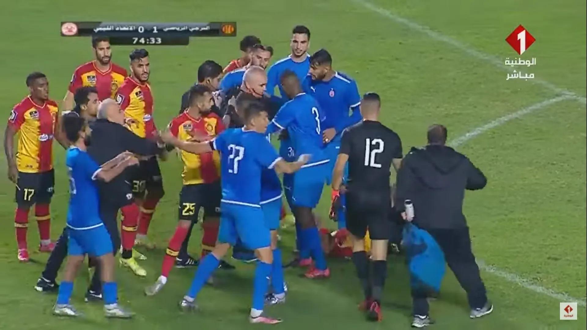 足球热话︱非冠杯惊现「死亡飞脚」守门员鞋钉直插对手颈椎领红