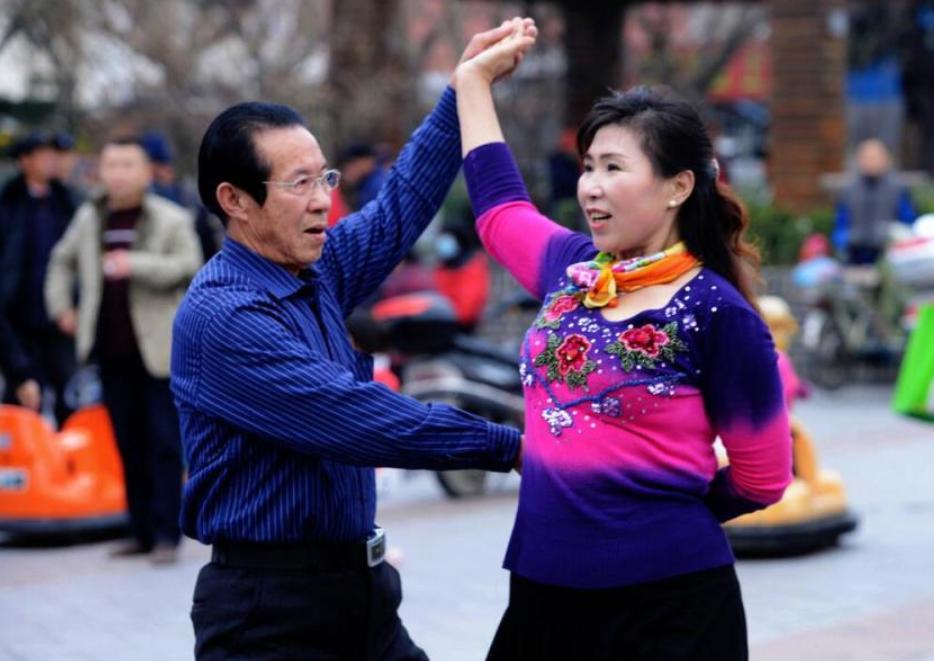 为什么奉劝老年人不要跳交谊舞?58岁退休大妈:交谊舞挺害人