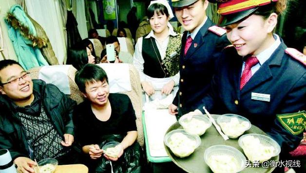 大年三十坐专列图片 (大年三十回家过年专列)