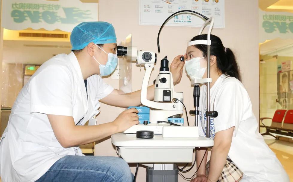 抗疫医生做全飞秒手术,钟楼防疫人员