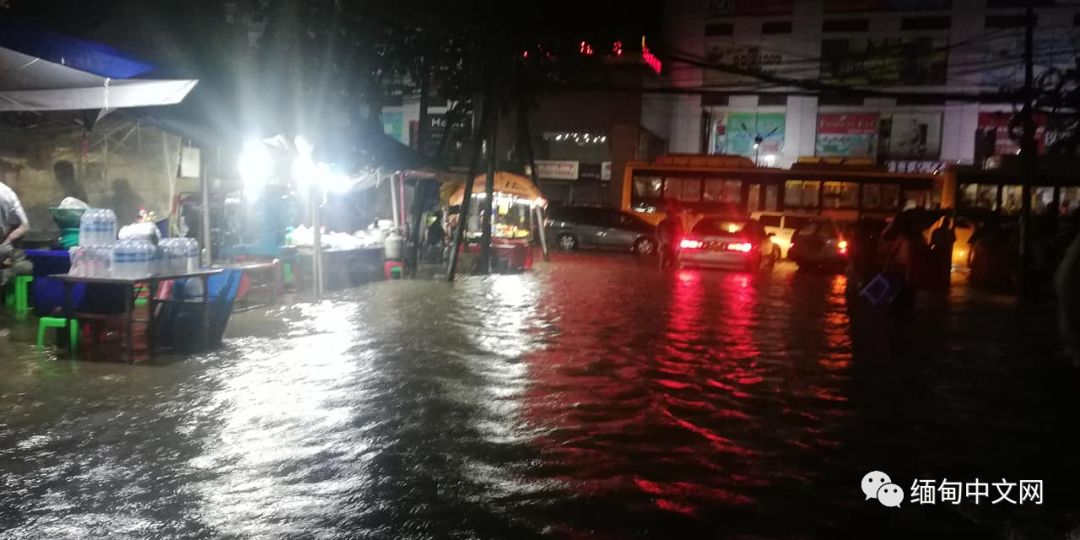 仰光雷雨，积水没过大腿，不少车子在水中“游”