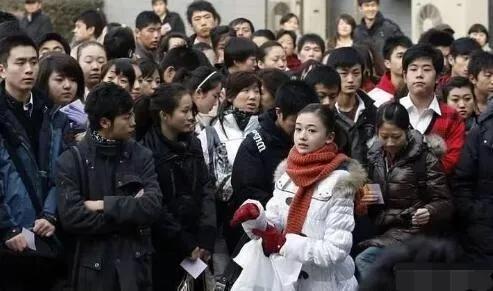 吴谨言和angelababy撞衫又撞脸,吴谨言的颜值巅峰