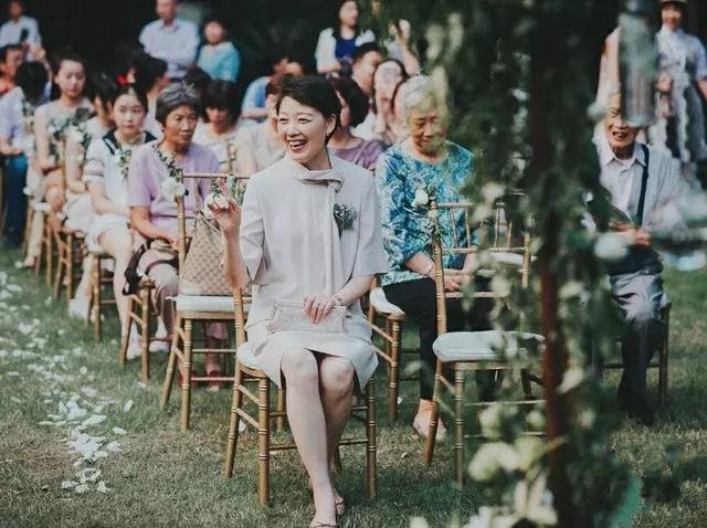 婚礼妈妈穿什么服装比较好看,婚礼上妈妈这样穿气场十足