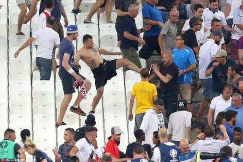 英国球迷被打,200名俄罗斯球迷暴打英国球迷