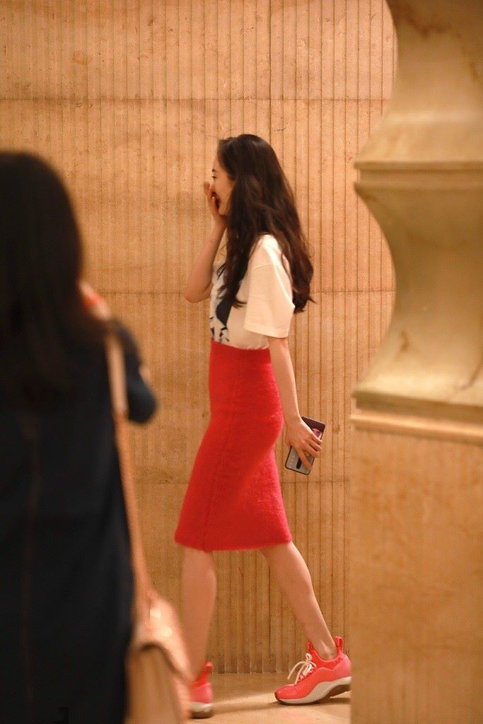 杨幂一放生图就有了老感，穿抹胸裙手臂肥壮，脸也开始松垮下垂