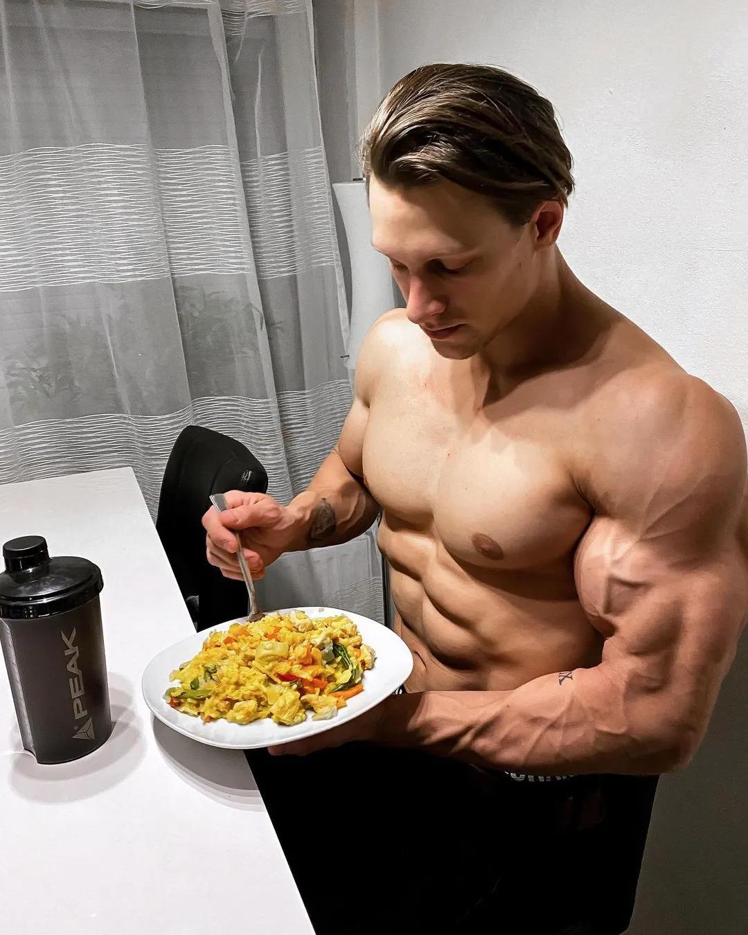 90后奶爸搞怪哄娃,肌肉奶爸带娃路人反应