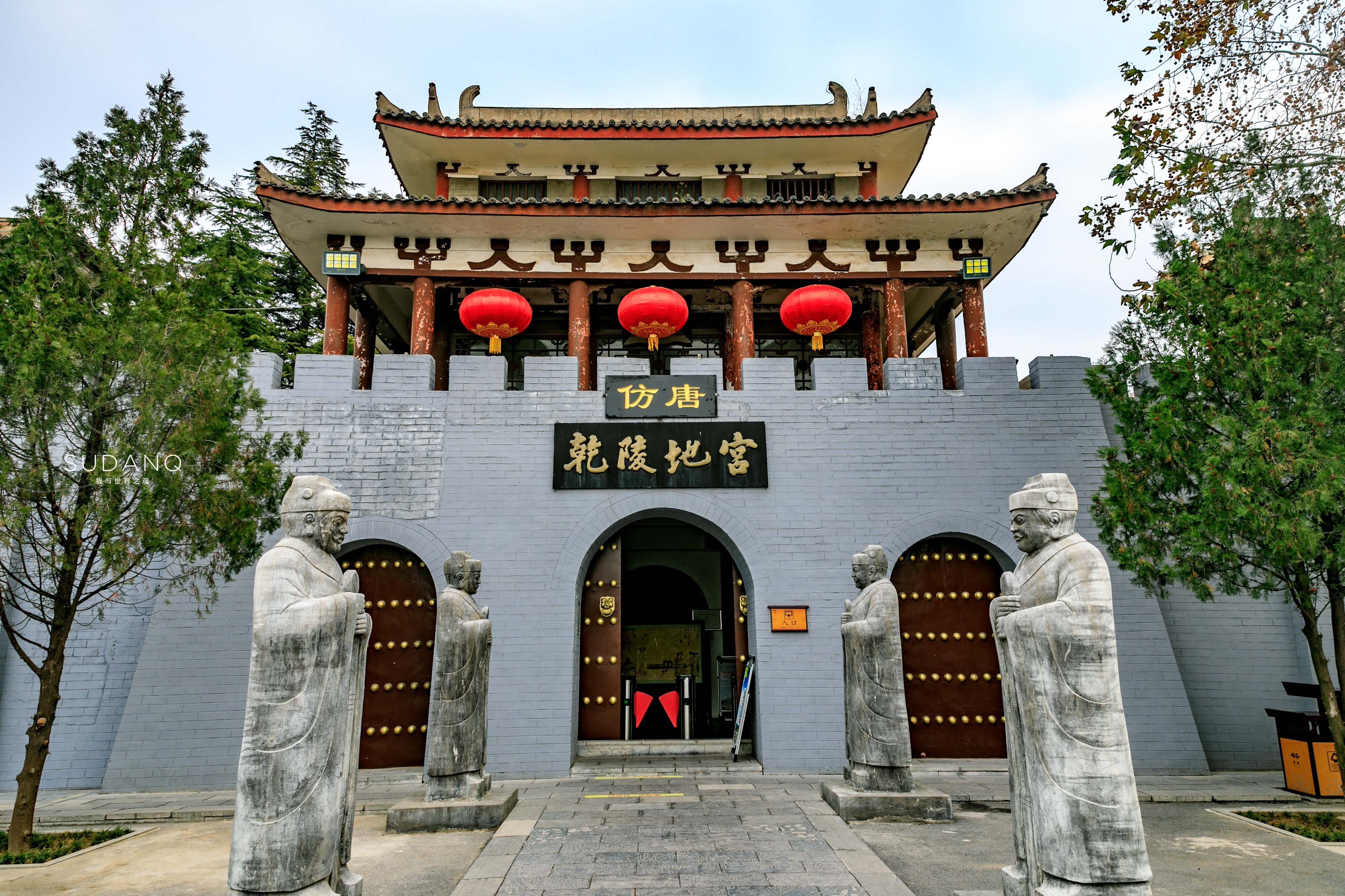 进入乾陵门口的石像,被真人雕像吓到