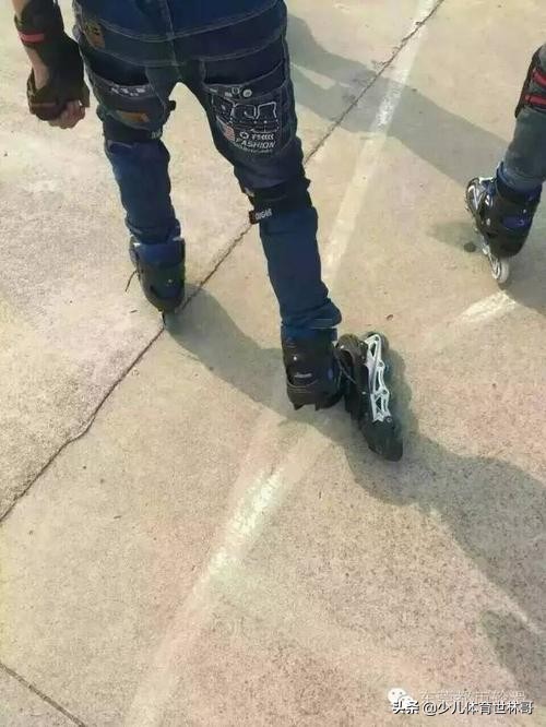 轮滑好学吗什么年纪适合,轻松学轮滑儿童轮滑初级入门教程
