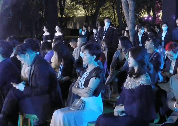 朱珠亮相穿价值3万睡衣遮孕肚,朱珠挺孕肚走红