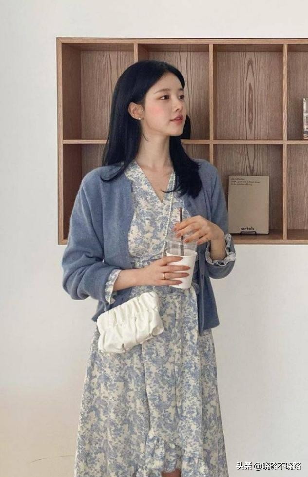 碎花裙怎么穿才不显老气,今年流行碎花裙怎么穿最好看