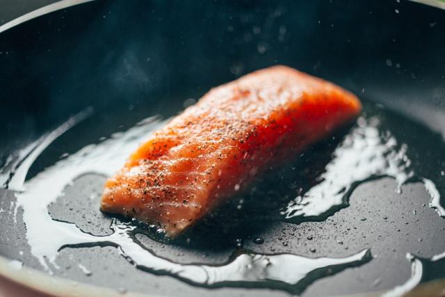 照烧汁腌制三文鱼,灼烧三文鱼配照烧汁