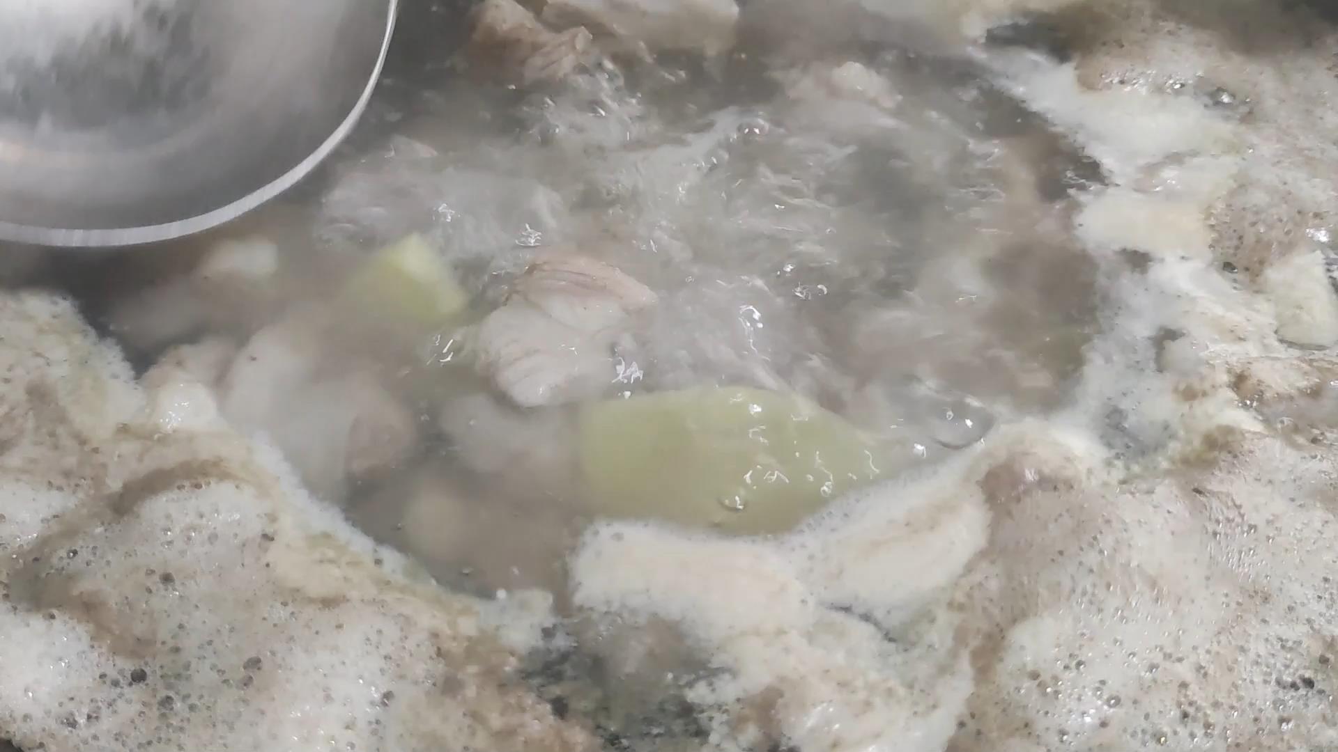 炖羊肉汤最忌直接下锅炖,炖羊肉汤别直接下锅炖诀窍告诉你