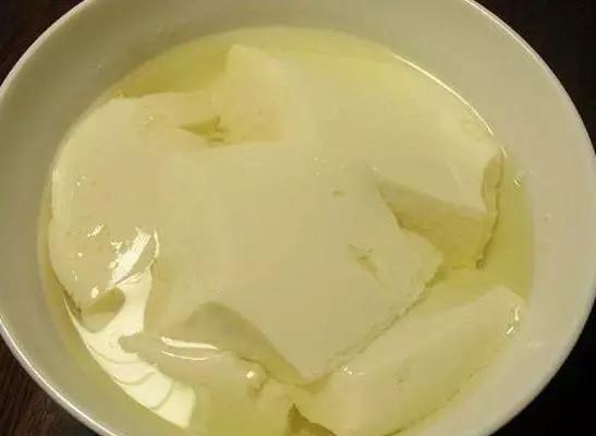 三两黄豆做豆腐脑用多少石膏,自制豆腐脑不用内酯的家常做法