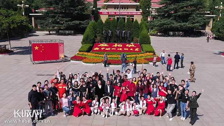 高举旗帜开创中国梦,高举旗帜铸忠诚砥砺奋进开新局