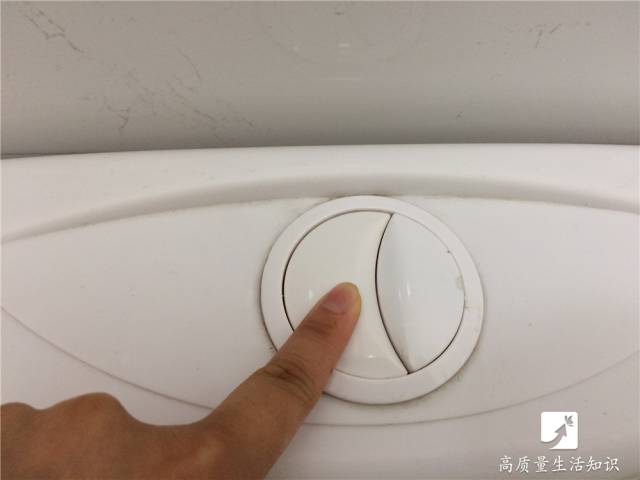 马桶冲水按钮按不动太紧怎么办,马桶上冲水的两个按钮有什么区别