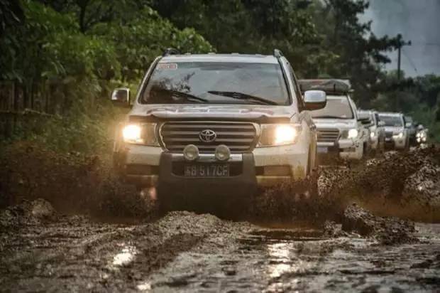 开车遇到泥路怎么解决,泥泞路上行驶需要注意什么